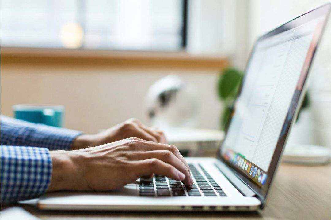 Supporto monitor regolabile